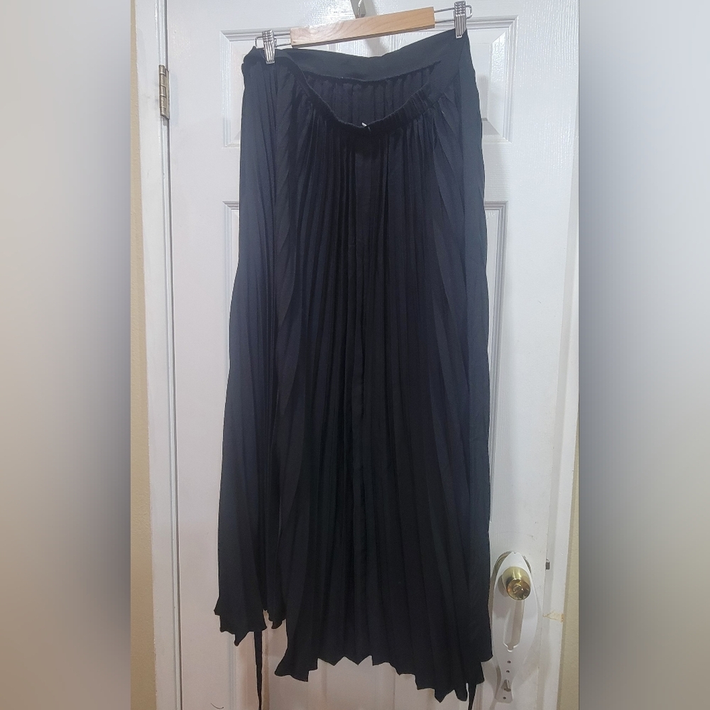 LuLaRoe Elegant Black Pleated Skirt, Size L - Picture 2 of 4